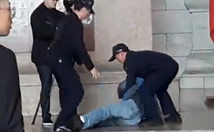 (影)有典故！ 台灣國陳峻涵「魷魚糜」怒砸蔣銅像