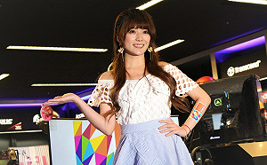 解婕翎擔任法雅客電競專區一日店長　嬌稱挑電競產品就像挑男友