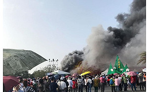 台灣燈會疑菸蒂引火警　濃煙阻擋不了排隊拿「平安幣」