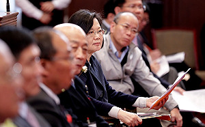 蔡英文與貨車駕駛座談：沒要消滅老車  符合原出廠標準即可