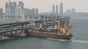 (影) 就這樣直直給他撞下去! 疑酒駕開船 俄羅斯貨船撞釜山大橋