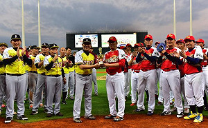 高雄公益棒球賽 韓國瑜意外缺席成焦點