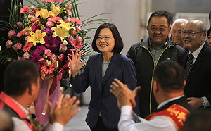 總統好vs.選總統  蔡柯晚間同場不同台 民眾熱情從善如流