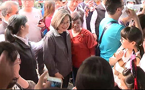 影）蔡英文訪台南順道買東山鴨頭  禁不住老闆推薦「通通點」