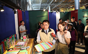 為宣傳國際蘭展 市長黃偉哲與網紅夏語心網路直播