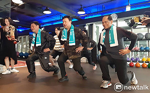 余天邀水牛伯「動次動次」　談民調落後「會拼到最後」