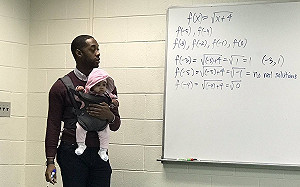 找無保母帶嬰兒去上課…霸氣教授：小孩我抱、你抄筆記