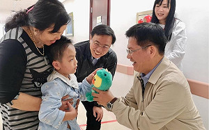 林佳龍送「莎莉」探視普悠瑪小傷患 啟動「事故責任調查」