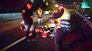 婦人倒臥國道車道旁　警方籲民眾提供路過影像