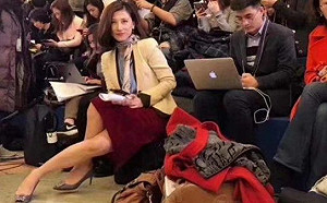 她回來了！「翻白眼」藍衣女記者再現兩會  今年靠坐姿搶鏡