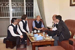 包子店老闆母親帶水果刀到市府陳情  社工急忙安撫情緒