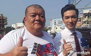 「髮蠟哥」稱為蕉農向韓國瑜陳情 網友：又是一個蹭人氣的