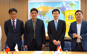 高雄水果大熱門！旗山香蕉3年9千噸銷日  陳吉仲親赴見證簽約