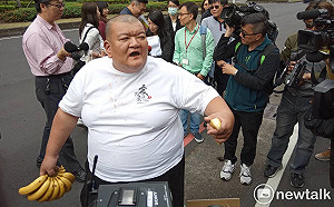 (影) 高市府前為小農抗議 髮蠟哥：怎麼要找個韓國瑜這麼困難