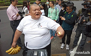 「髮蠟哥」高市府丟香蕉洩憤 韓國瑜 : 努力幫外銷還被抹黑、扭曲