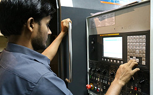 校方宣揚外籍學工更好用　學者批教育部：為業者開後門