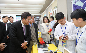 從思考到動手做　學生發明驚豔潘文忠：回去要跟太太分享