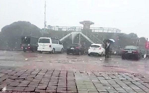 合歡山下雪啦！遊客開心直播歡呼：這是雪花冰