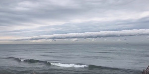 (影) 宛如電影現場！台中港滾軸雲奇景綿延百公里