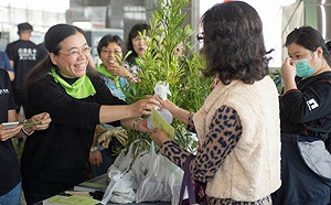 高鐵下車就收到這禮物　讓你帶著「責任」回家去