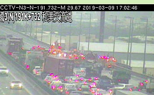 快訊》彰化國三南下傳遊覽車翻覆 19輛救護車出動救援