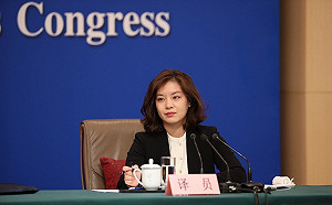 陸全國人大矚目「嬌」點　美女翻譯「小趙薇」走紅