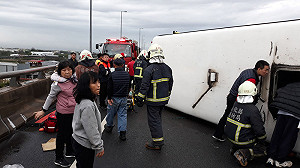 國道3號遊覽車翻覆33輕重傷  高雄芊華通運緊急派人處理