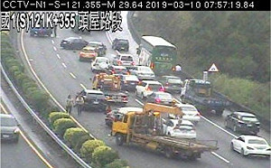 國一苗栗頭屋段 6車與1客運巴士追撞釀5傷