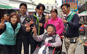 台南立委補選》郭國文掃街拜票  賴清德再提「剩一口氣」勉綠營爭氣