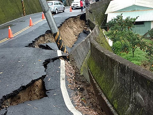 連日降雨路面坍方嚴重 新竹峨眉竹49、 81線暫單向通車