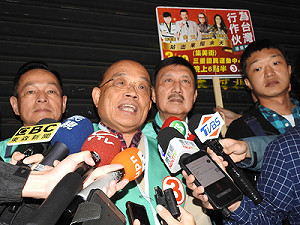 三重助選 陳其邁笑稱：余天是被歌壇耽誤政治家