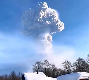 堪察加半島最大活火山噴4500公尺蕈狀雲  民眾搶拍