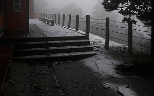 大陸冷氣團低溫來襲！玉山排雲山莊也下起3月雪