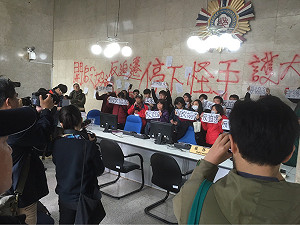 (影)拆屋還地倒數7天 大觀自救會闖退輔會噴漆抗議