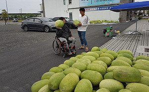 不向命運低頭！鄭嘉慶脊髓損傷坐輪椅賣西瓜