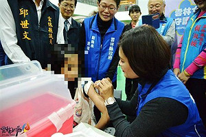 雲林縣長張麗善化身護士幫打疫苗 衛生局將開罰