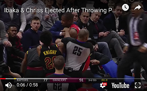 NBA／不滿對手推人又說垃圾話  伊巴卡直接揮拳揍人(影)