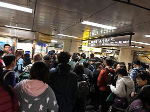 台北車站電子票證閘門故障 通勤族塞爆：要遲到啦！