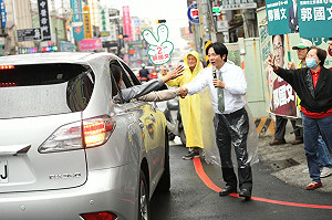 賴清德麻豆拜票，批謝龍介造謠文旦200萬斤丟溪