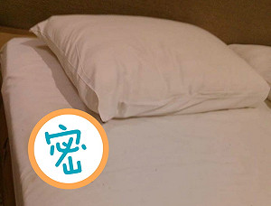 潔白床單見「咖啡色汙漬」房務員崩潰　老司機秒曝真相