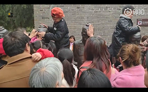 從洩恨、去病到好玩？遊客到河南爭打這個歷史奸臣跪像