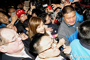 韓冰魅力引爆三和夜市　原訂２小時掃街行程提前結束