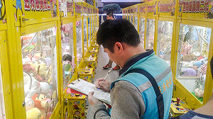 夾娃娃機遭破解業者怒告　網轟：調鬆爪子還怪人技巧好？