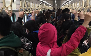 台鐵基隆站電纜線槽冒煙！列車延誤車廂內擠滿人