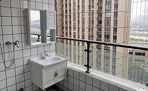 她找房驚見浴室在陽台洗澡全被看光光　網：房東住對面？