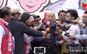 媒體記者為了卡位爆發推擠  謝龍介差點摔倒