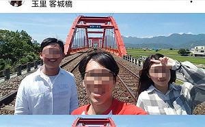 想當網美瘋狂行徑 爬上玉里客城橋軌道自拍