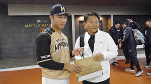 日職直擊／王柏融與桃猿隊友相見歡　洪總送上家鄉味