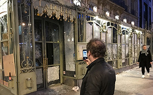 黃背心暴力再現 香榭大道滿地碎玻璃飄焦臭