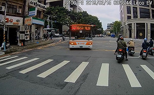 公車轉彎前比「神秘手勢」更安全  被推爆：以為來到日本